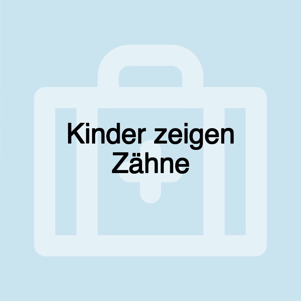 Kinder zeigen Zähne